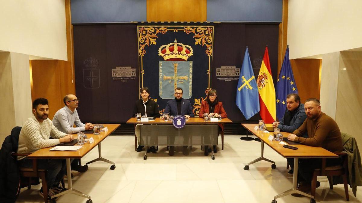 Los dirigentes sindicales, reunidos con Adrián Barbón y los consejeros Borja Sánchez y Nieves Roqueñí.
