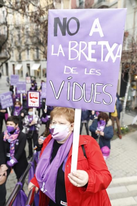 UGT tenyeix de fum lila el pont de ferro de Girona per reivindicar el paper de la dona