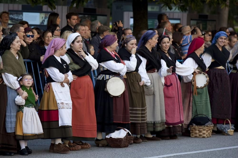 Ambiente en la calle durante la entrada a los premios y concentración antimonarquía