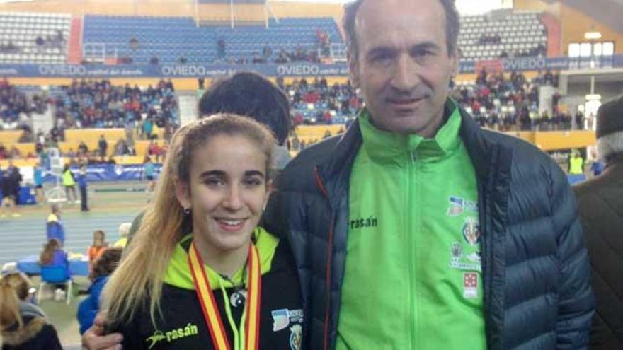 Daniela García posa junto a su entrenador en Oviedo.