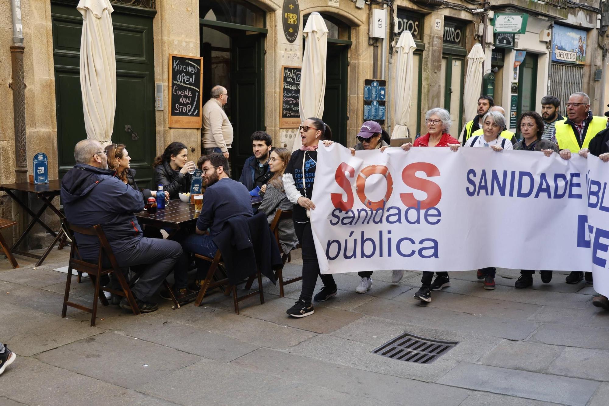 Multitudinaria manifestación en Santiago en defensa de la sanidad pública