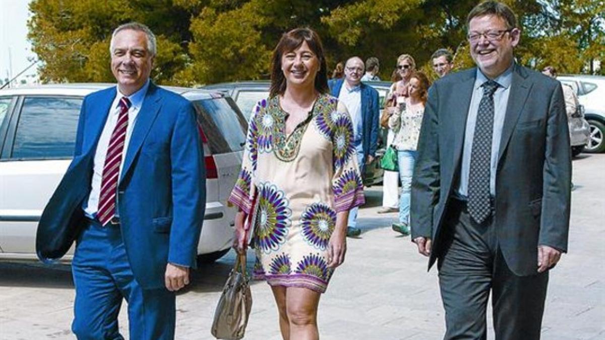 Francina Armengol, con el exprimer secretario del PSC Pere Navarro y el líder socialista valenciano Ximo Puig, en Palma.