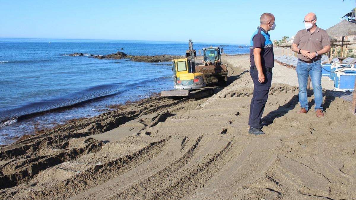 El concejal José Carlos Martín supervisa el estado de las playas.