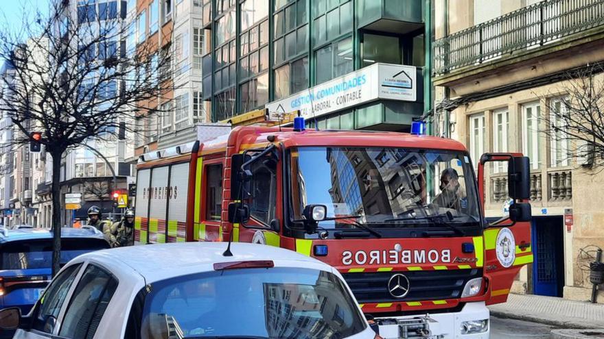 Los bomberos sofocan rápidamente un incendio generado en un contenedor