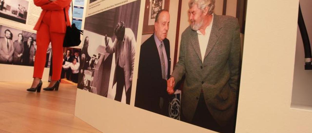 Representantes públicos en la inauguración de la muestra en Ourense y una foto de Fraga y Beiras dándose la mano en señal de diálogo. |   // IÑAKI OSORIO