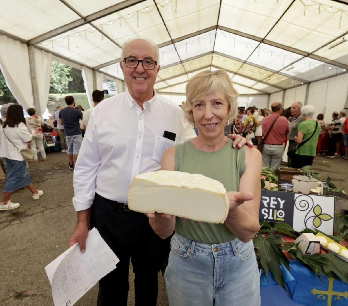 Begoña Ordóñez, de Rey Silo, muestra junto a Pepe Sariego el queso  ganador del certamen morciniego. | Irma Collín