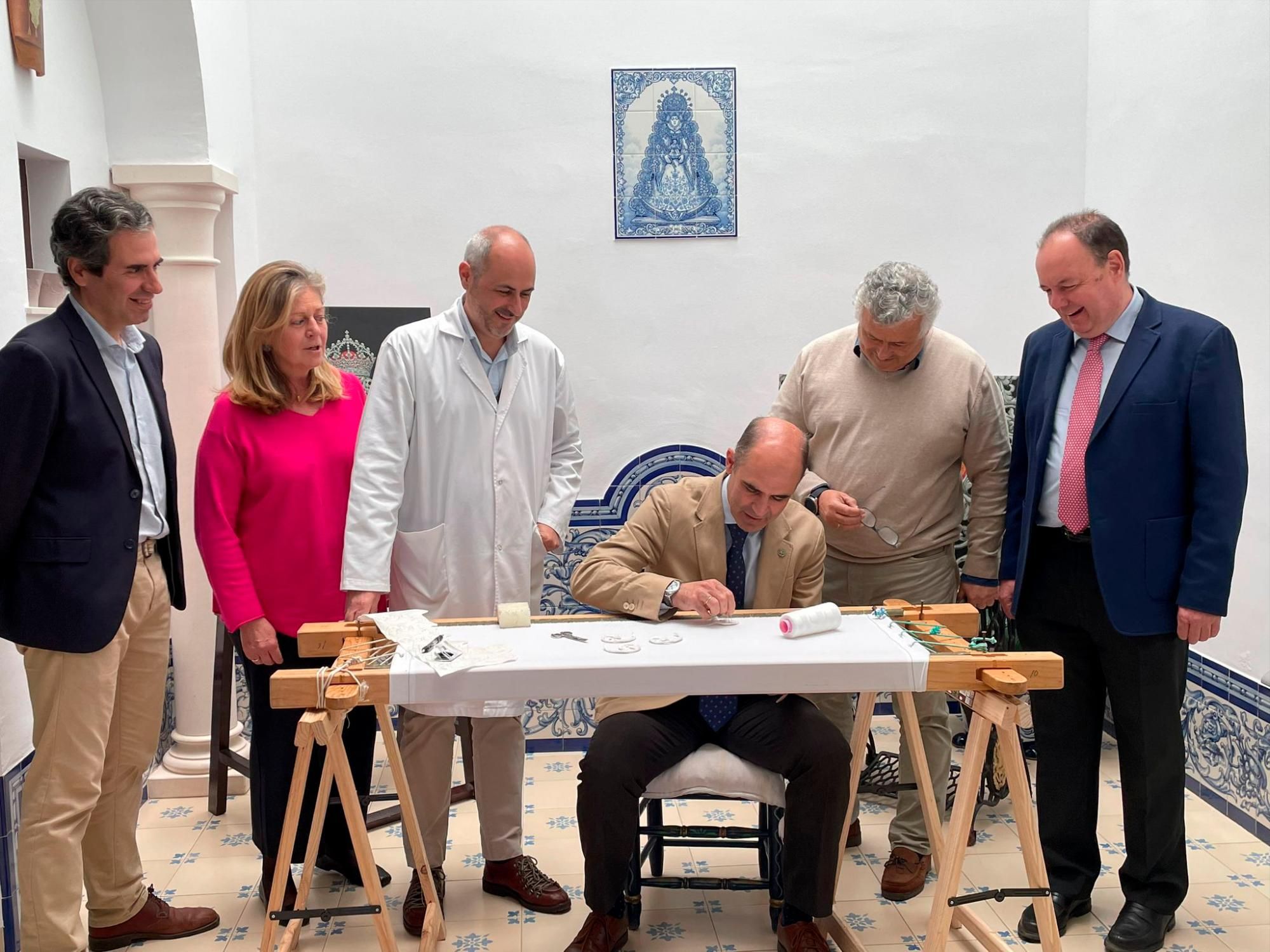 Primera puntada del futuro palio de la Paz