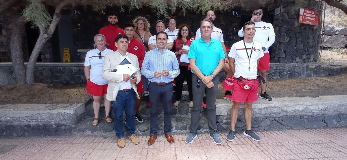 El alcalde y miembros de Cruz Roja este miércoles 6 de julio en Mesa del Mar