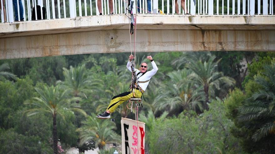 Un professor es penja d’un pont d’Elx per a exigir a Llorca que reprenga la negociació amb els sindicats
