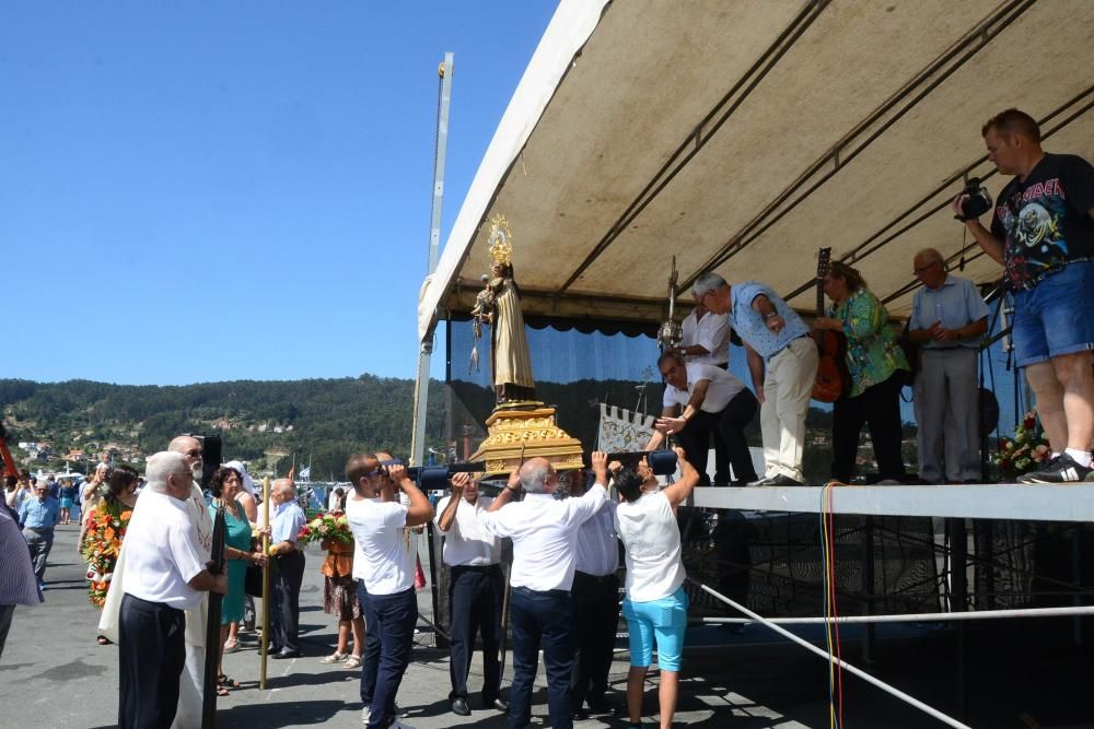 Una treintena de barcos de diferentes tamaños participaron en la tradicional procesión por mar en señal de devoción a la Virgen