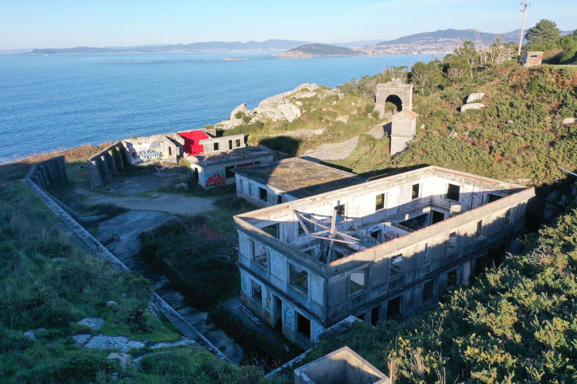 Vista general de las instalaciones militares por las que puja el Concello de Baiona.