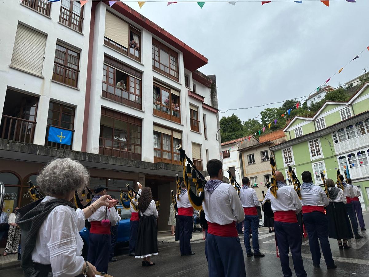 El desfile más esperado en Cudillero: gaitas, bailes 'pixuatus' y gigantes y cabezudos de Murcia