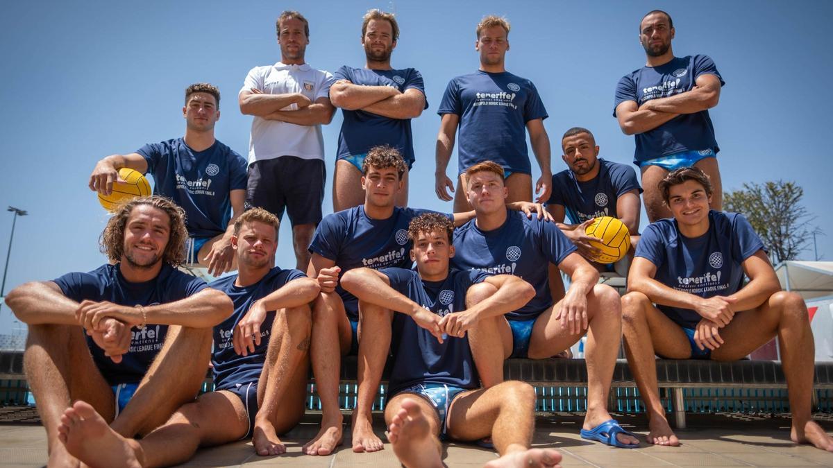 La plantilla del CN Echeyde, en la piscina Acidalio Lorenzo.