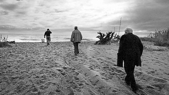 Lisa (derecha) y Jaume (en el centro), por fin en la playa de Montroig.