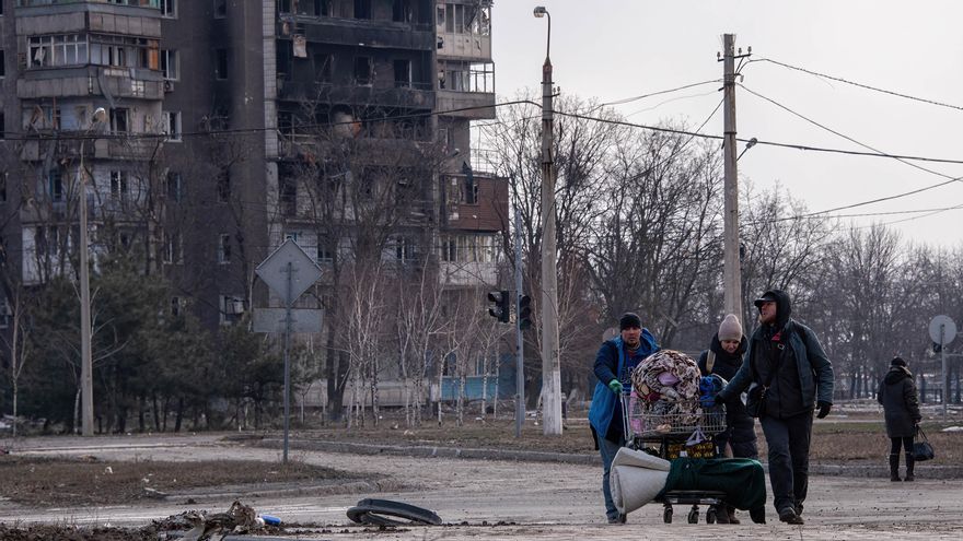 Los residentes abandonan la ciudad asediada después de que las fuerzas prorrusas abrieran un corredor humanitario en el extremo norte de la ciudad.