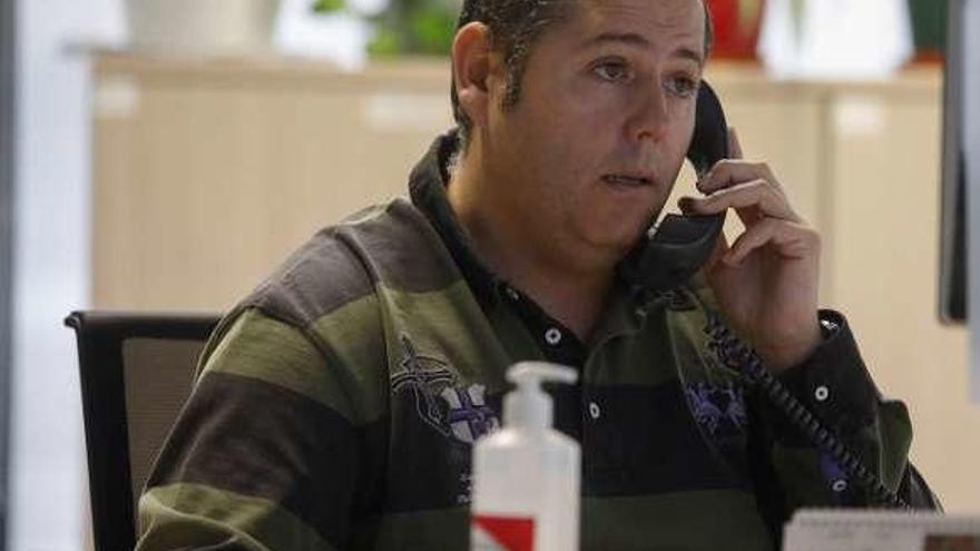 Daniel García, administrativo, en uno de los puestos de atención, al teléfono. Mara Villamuza