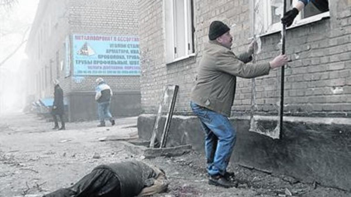 Un cadáver yace en el suelo de una calle de Donetsk, tras nuevos combates ayer.