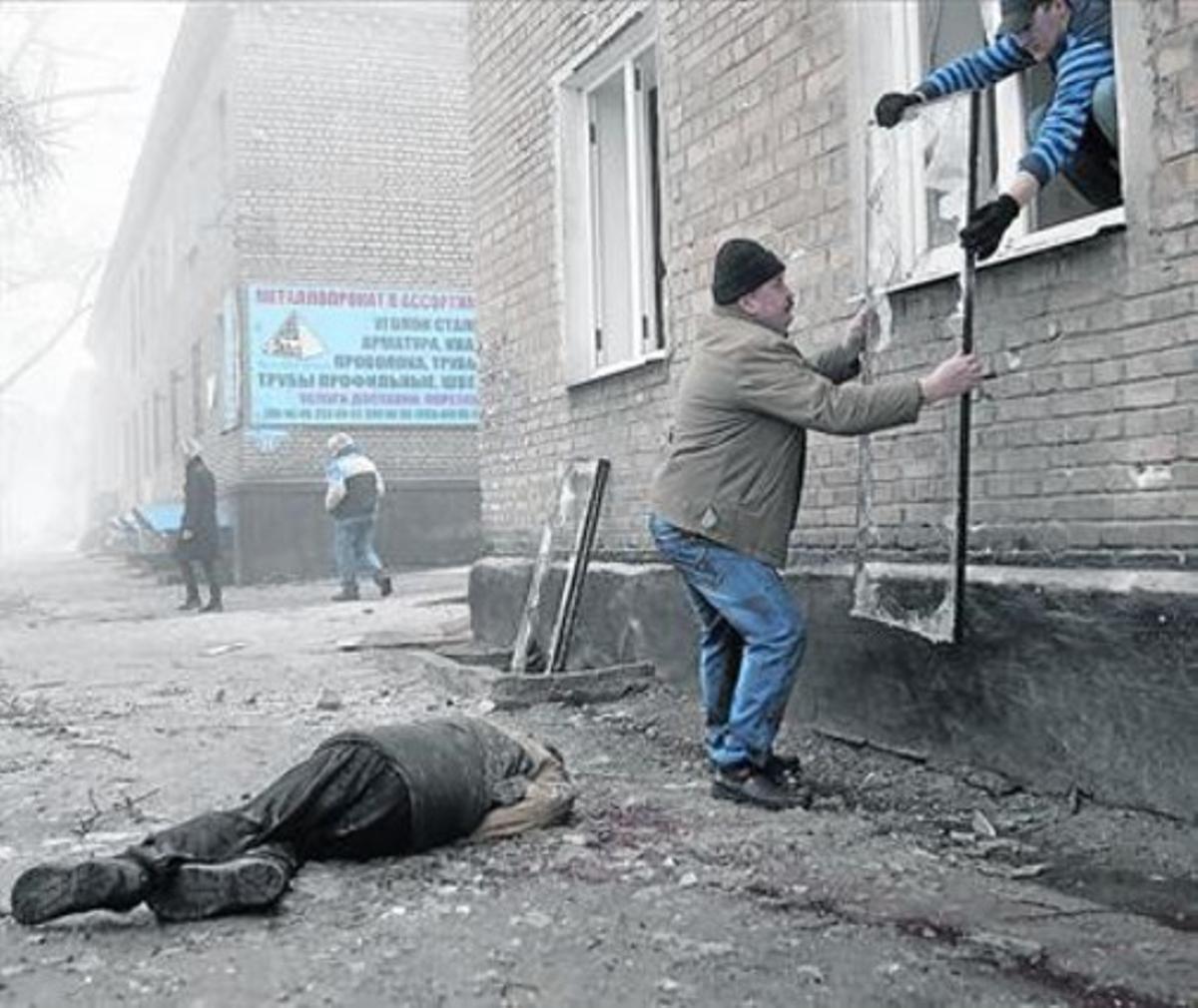 Un cadàver en un carrer de Donetsk, després dels nous combats ahir. Un cadàver en un carrer de Donetsk, després dels nous combats ahir.