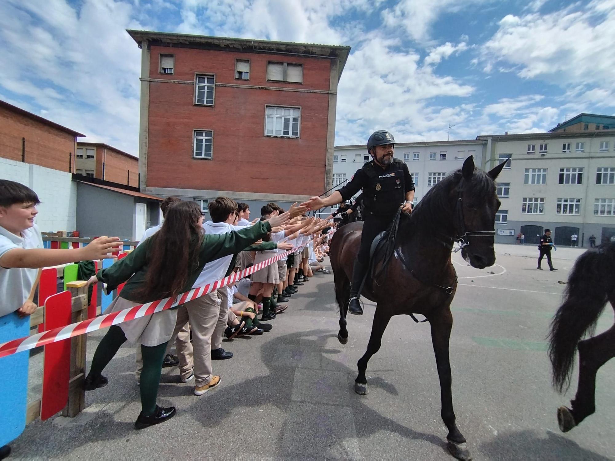 Exhibición de la Policía Nacional en el colegio Beata Imelda de La Felguera