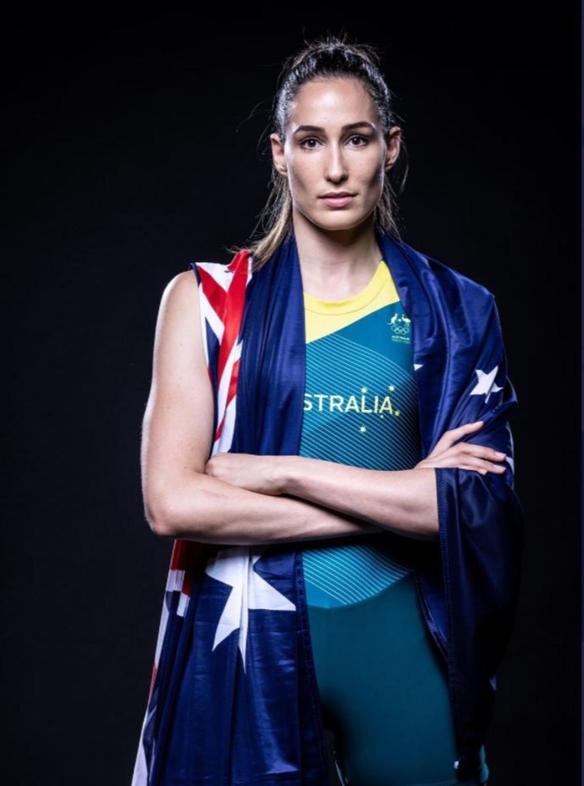 Rebecca Allen, con la bandera de Australia