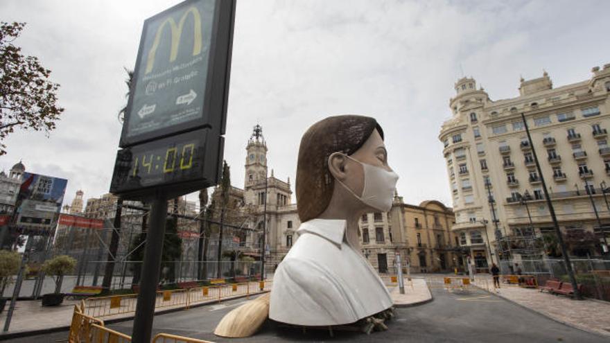 La plaza del Ayuntamiento desierta en lo que sería la última mascletà de Fallas