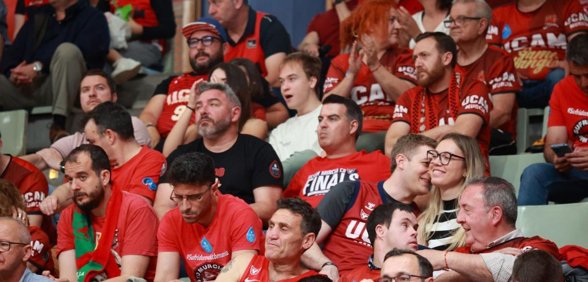 1. Miembros de los Sufridores del CB Murcia. 2. Un aficionado de la Zona Pimentonera. 3. Dos fieles seguidores. 4. Hakanson, del UCAM.