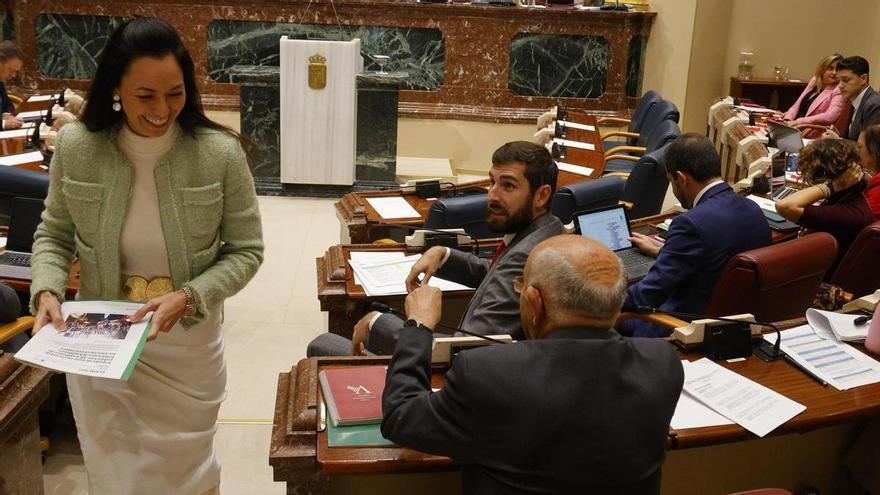 Una nueva deserción en Vox abre el camino a López Miras en Murcia para no depender de los de Abascal.