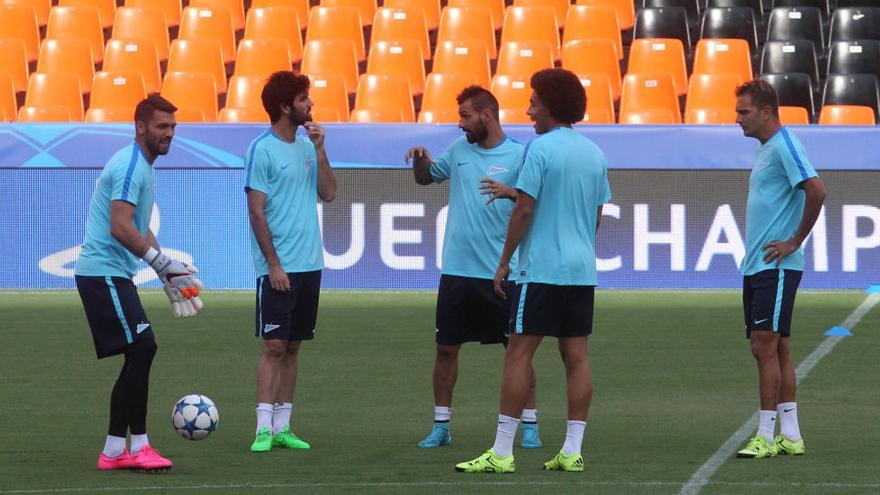 Los jugadores del Zenit, en su entrenamiento en Mestalla de ayer.