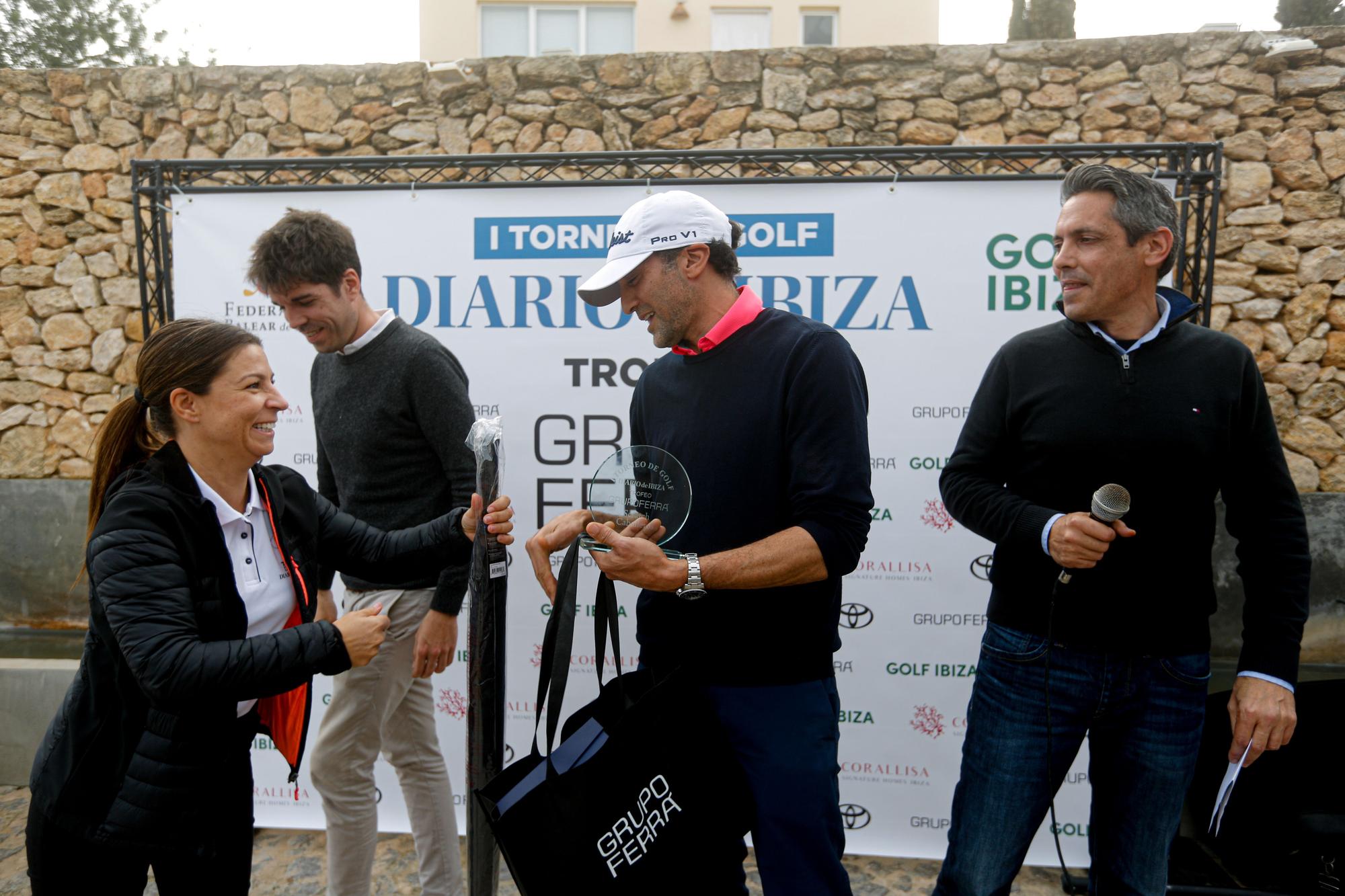 Sam Feasey, el gran ganador de la jornada, durante la entrega de premios en Golf Ibiza.