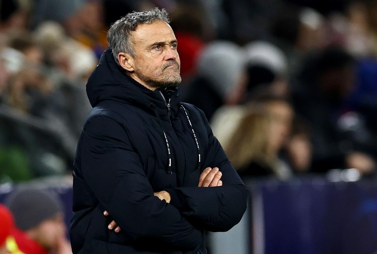 Salzburg (Austria), 10/12/2024.- PSG head coach Luis Enrique on the touchline during the UEFA Champions League match between FC Salzburg and Paris Saint-Germain in Salzburg, Austria, 10 December 2024. (Liga de Campeones, Salzburgo) EFE/EPA/ANNA SZILAGYI. salzburgo . paris saint germain psg. liga campeones 2024/2025 salzburgo . paris saint germain psg. 06. accion. red bull arena