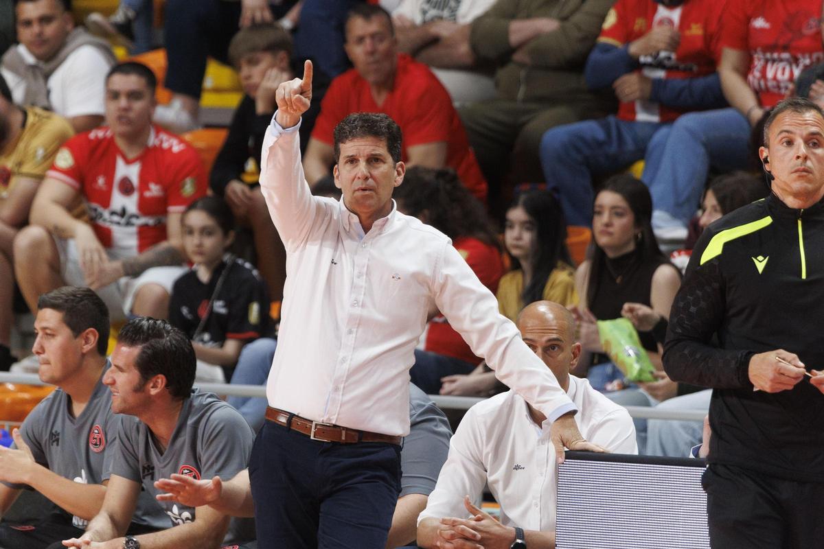 Duda, entrenador del Jimbee Cartagena, durante un partido en el Palacio de los Deportes.