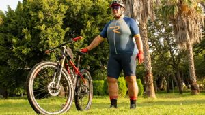 Sergio Cámara, vendedor de la ONCE, con la bicicleta de montaña con la que realiza sus pruebas SERGIO CÁMARA-CEDIDA