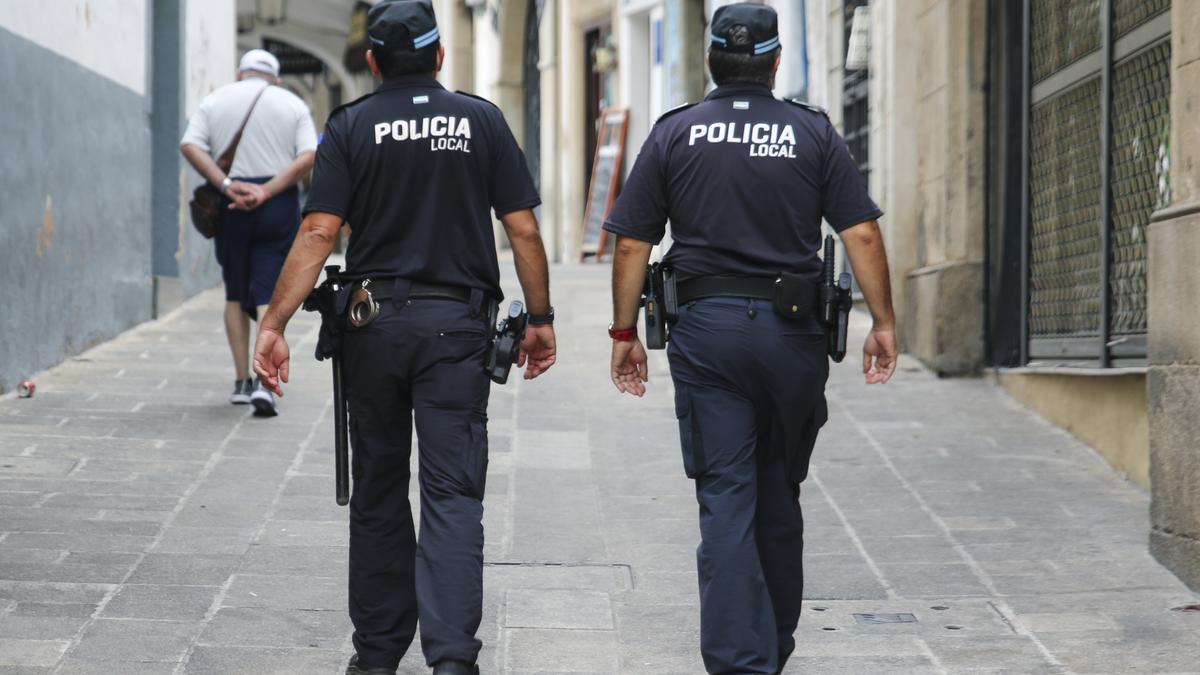 Dos agentes de la Policía Local en una foto de archivo.