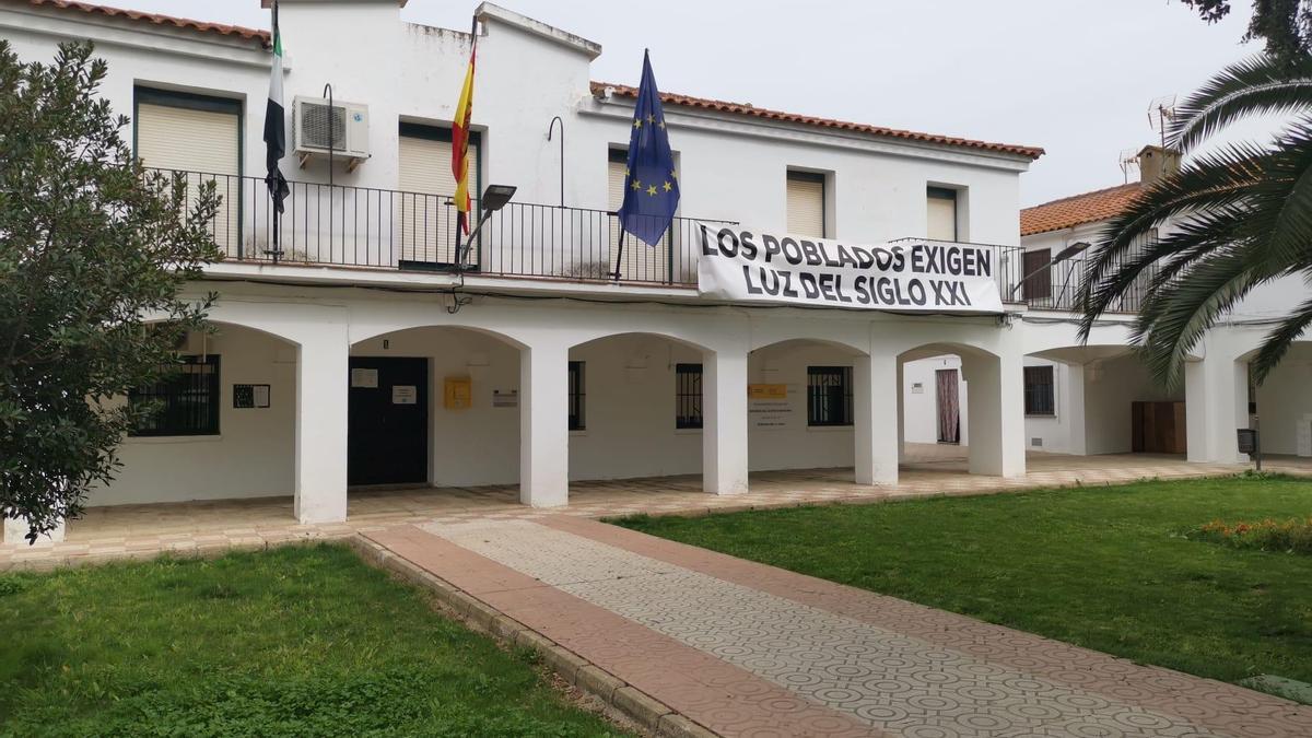 Pancarta exigiendo solución a los continuos apagones de luz en la pedanía de Sagrajas.