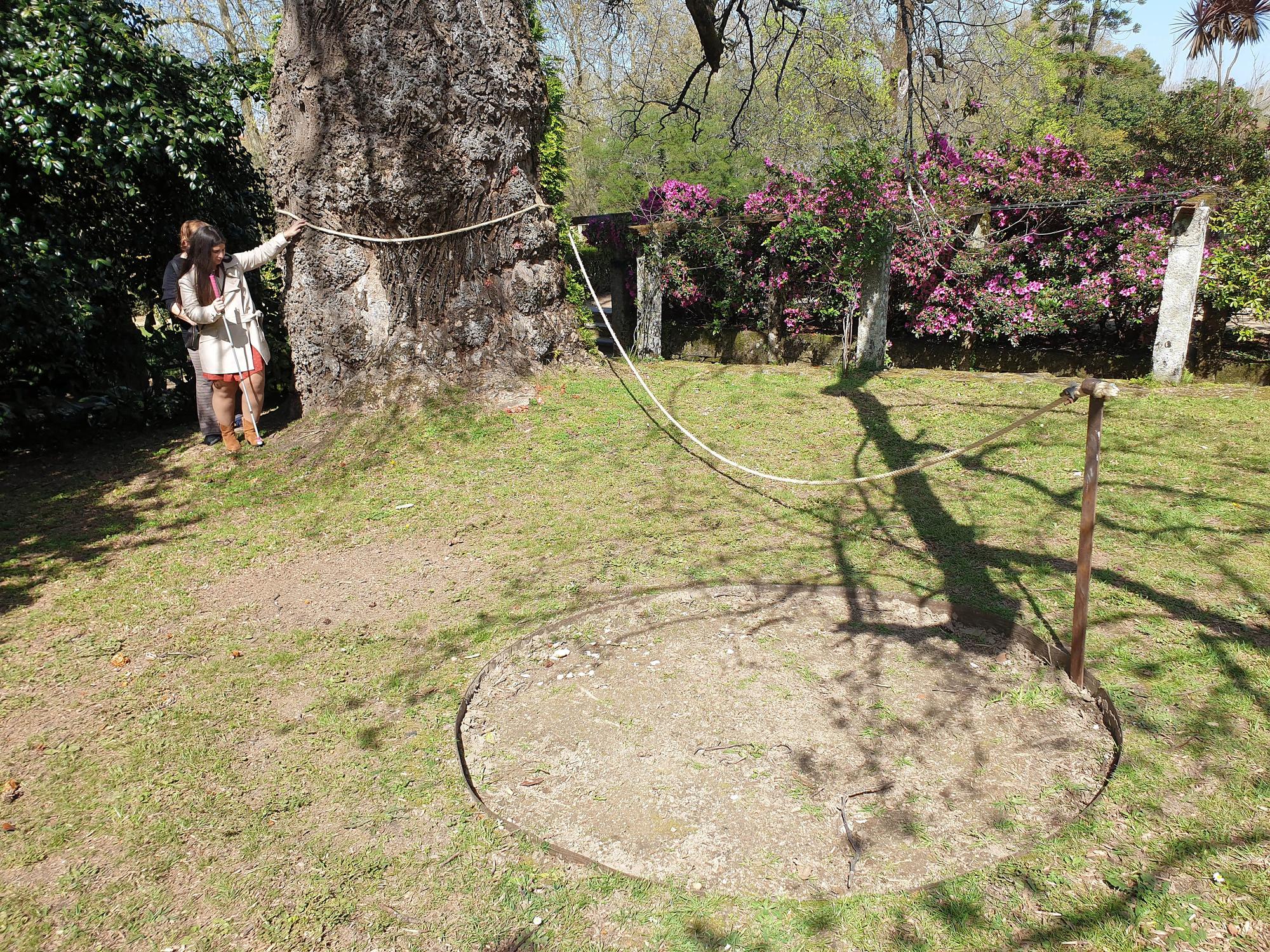 Las arquitectas que diseñaron el recorrido sensorial e inclusivo de los jardines históricos del Pazo Quiñones de León llaman a conservarlo y disfrutarlo entre todos