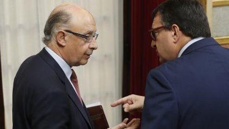 Montoro ayer en el Congreso con el portavoz del PNV, Aitor Esteban.