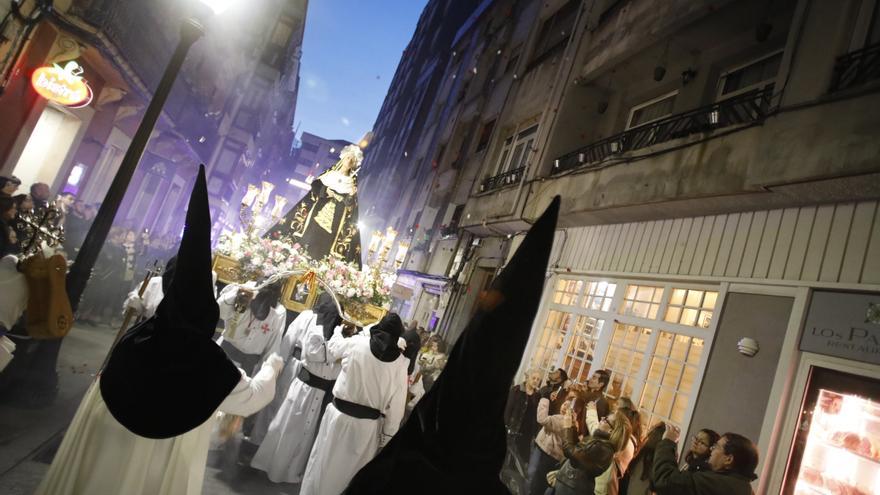 Pétalos para la Virgen Dolorosa en la multitudinaria procesión del Viernes Santo en Gijón