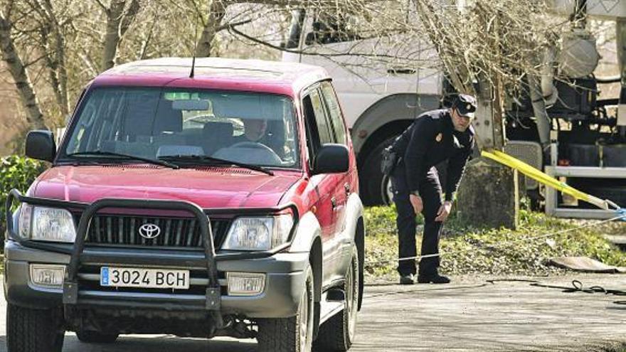 Agentes de la Policía Nacional, durante las labores de búsqueda de los niños desaparecidos.