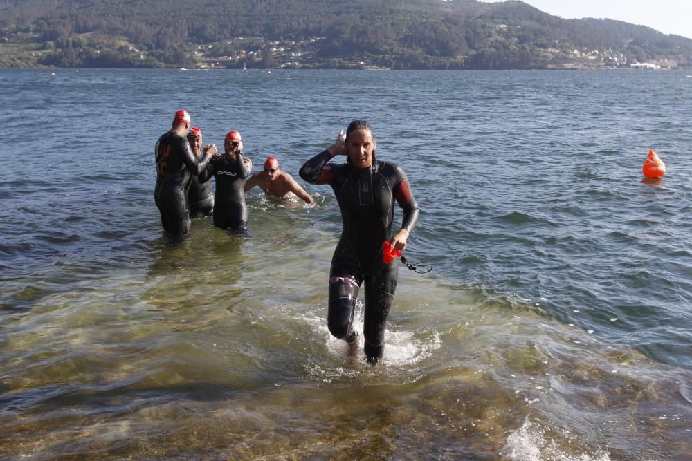 Los sesenta participantes en la travesía a nado desde las Cíes a San Simón no solo tuvieron que luchar contra sus propios límites físicos, también tuvieron que pelearse contra los elementos