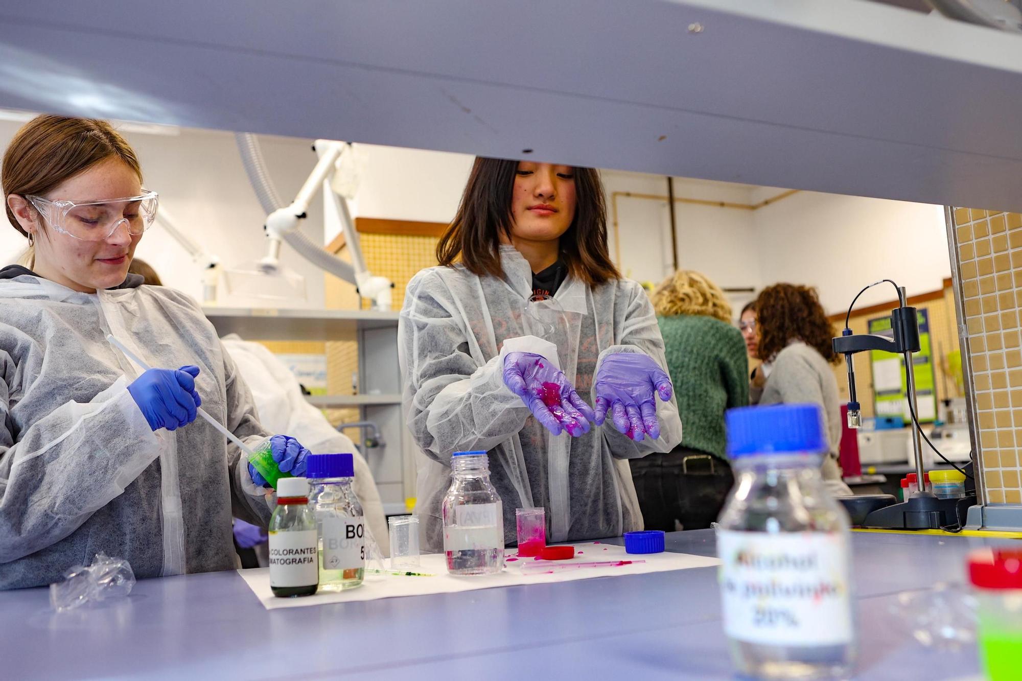 Los alumnos disfrutan de la aventura de la ciencia.