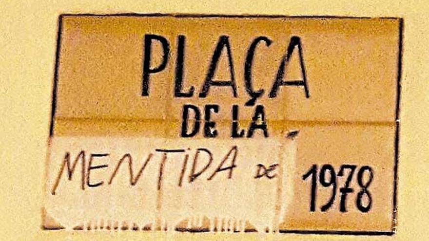 Pintan la placa de la plaza de la Constitución de Capdepera