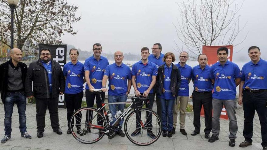 Foto de familia, ayer, el embalse de Castrelo de Miño, con Baltar, Castro y Vázquez. // Brais Lorenzo