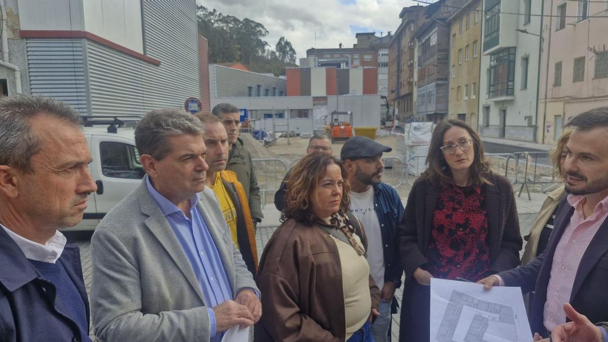 Zapico y Ardines, primero y segundo por la izquierda, atienden a las explicaciones del director general de Vivienda, Daniel Sánchez, con los planos en la mano, en la parcela donde se desarrollará la promoción