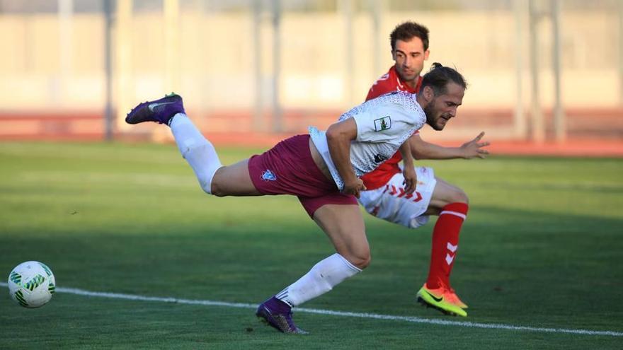 Titi pugna con Sobregrau durante el partido contra el Real Murcia de la primera vuelta de la competición.