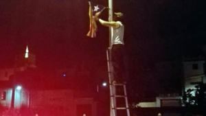 Encapuchados descuelgan ’estelades’ de las calles de Verges de madrugada.