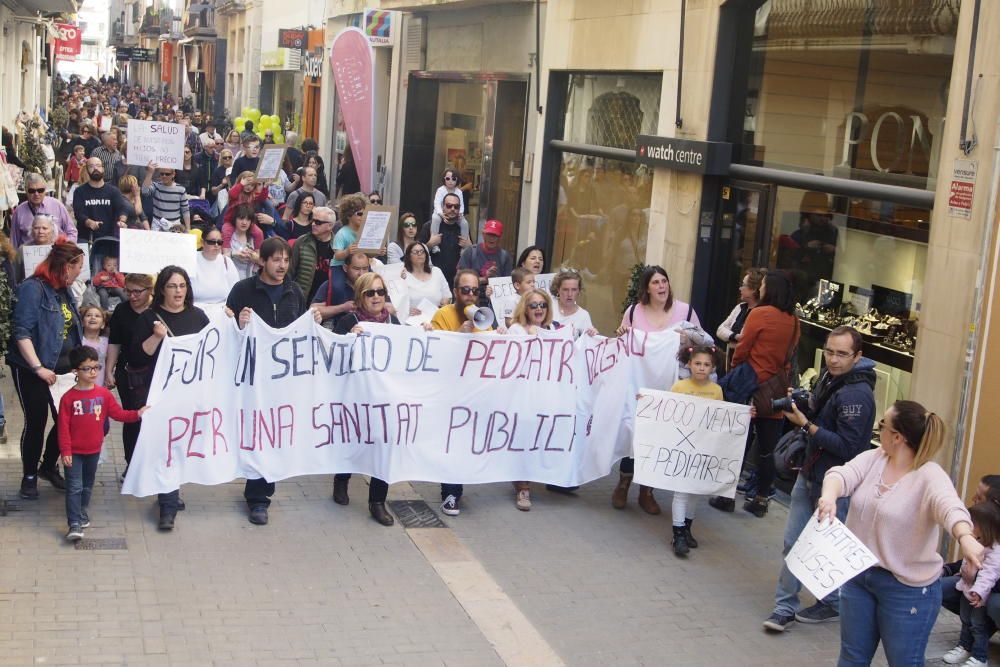 Més de 200 persones es manifesten per un servei de pediatria digna