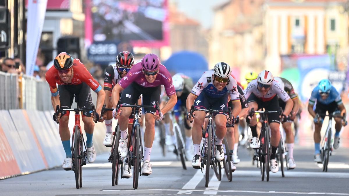 El ciclista francés Arnaud Démare (Groupama-FDJ) gana la 13ª etapa del Giro de Italia 2022, entre Sanremo y Cuneo