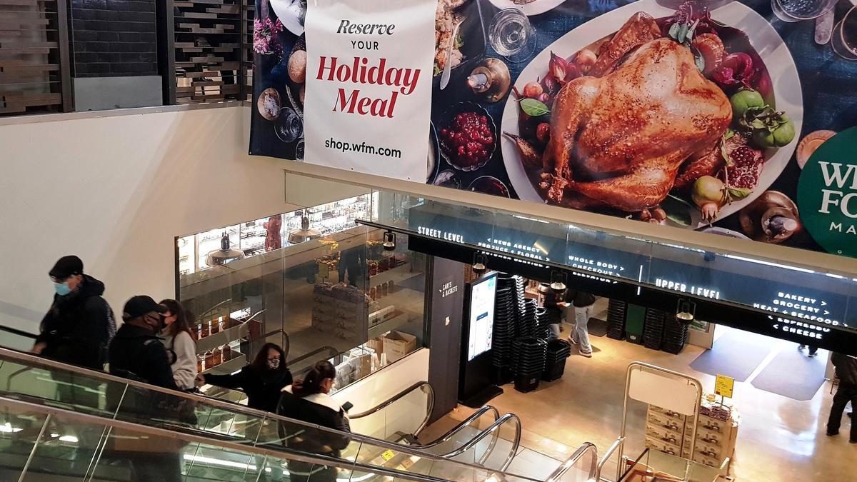Ofertas de pavo para el Día de Acción de Gracias en un supermercado de Nueva York
