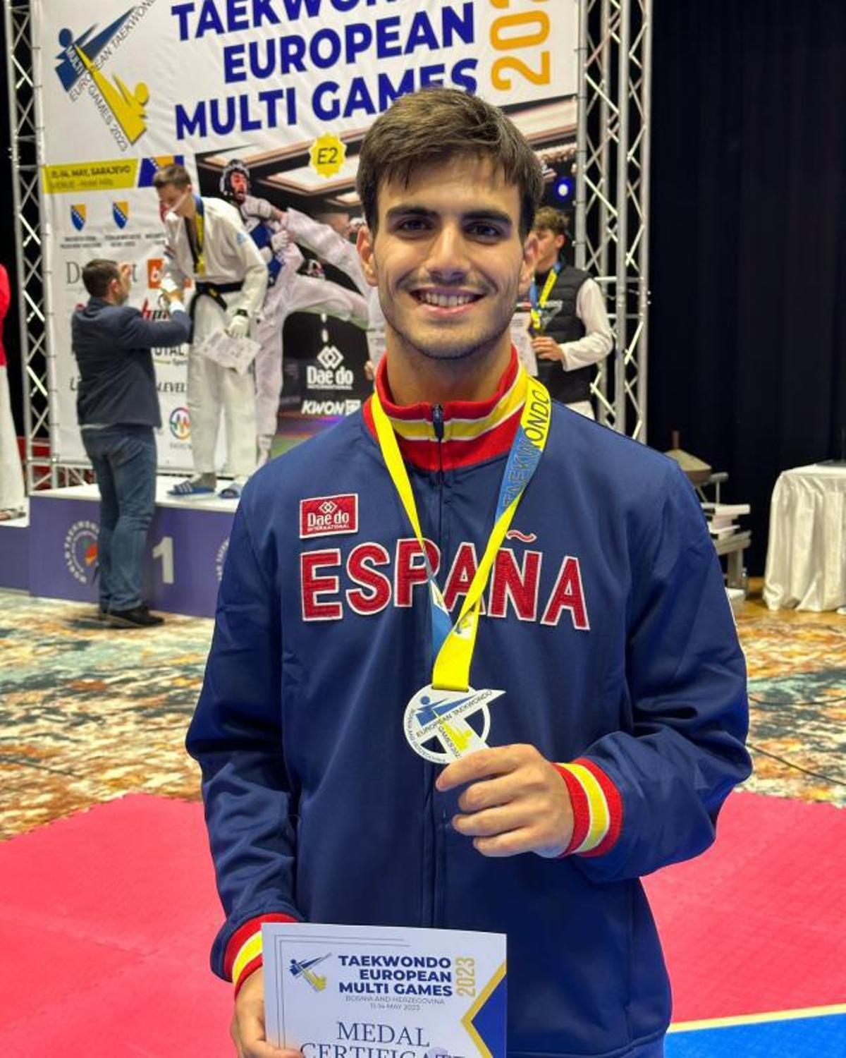 Pablo Patiño, con su medalla de plata en Sarajevo. |  // FDV