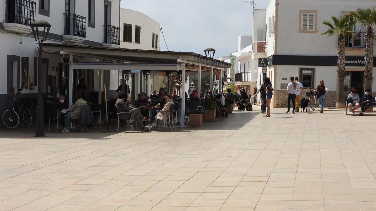 Temperaturas veraniegas y playas llenas en Ibiza